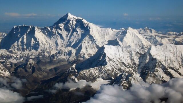 珠穆朗玛峰一半在尼泊尔一半在中国,它到底属于哪国?答案你想不到