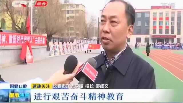 雷锋图片展走进长春市东光学校,呆萌小学生变身小小讲解员