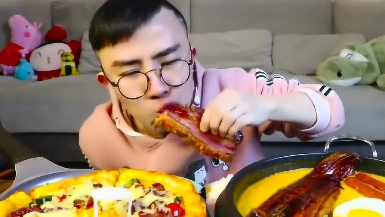 光小强吃播豪华午餐脆皮烤肉和芝士拉面真香啊