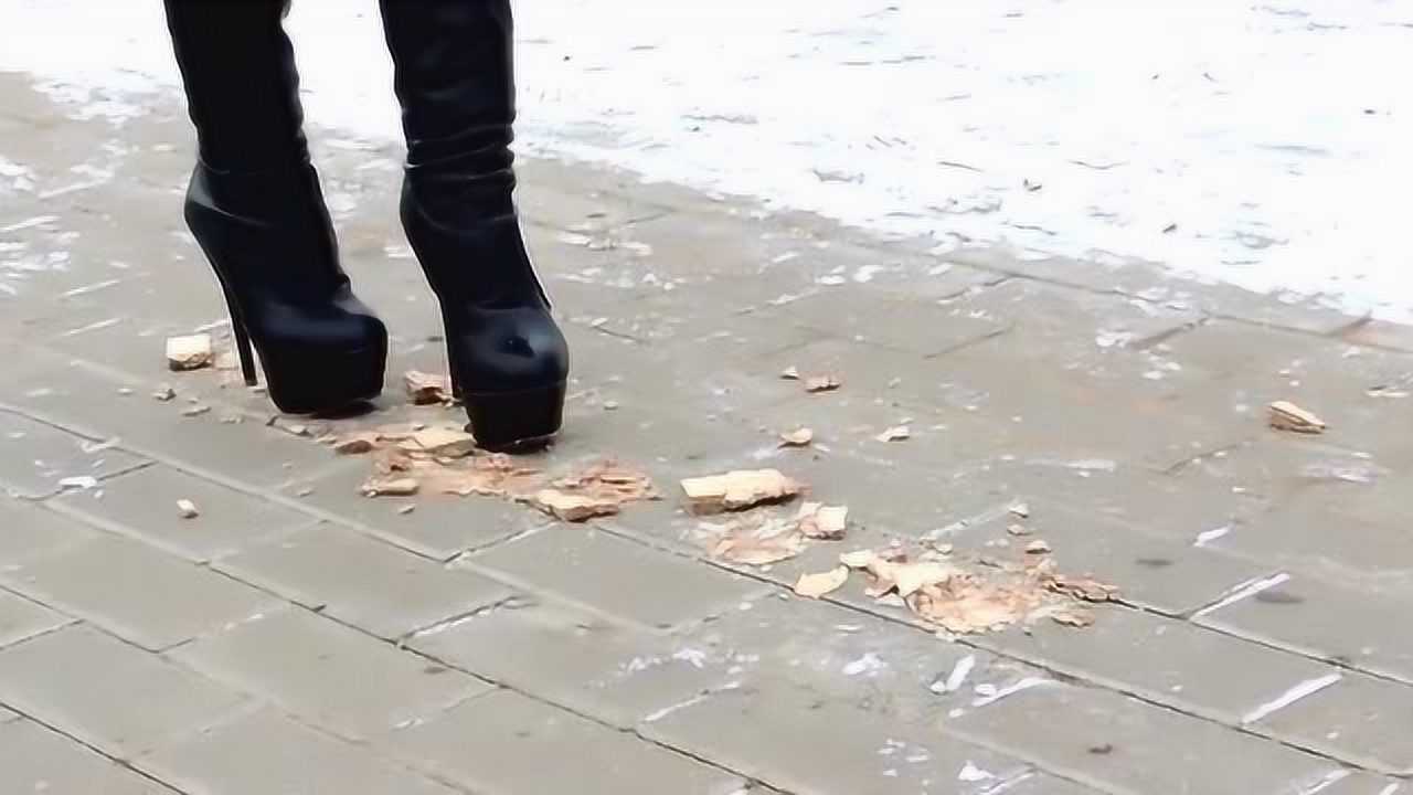 小姐姐穿着高跟过膝长靴踩在威化饼上这样踩上去是不是很爽呀