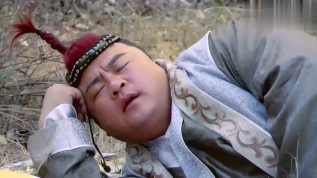 程越虎不胜酒力走路走到一半直接睡着了薛刚还醉醺醺地自己走