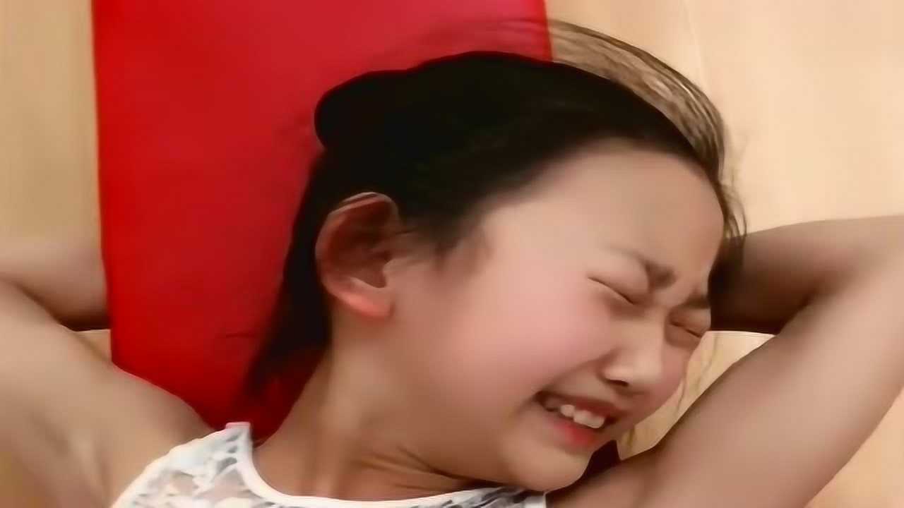 这个教练太狠了竟然这样给小女孩压腿光看着就很疼