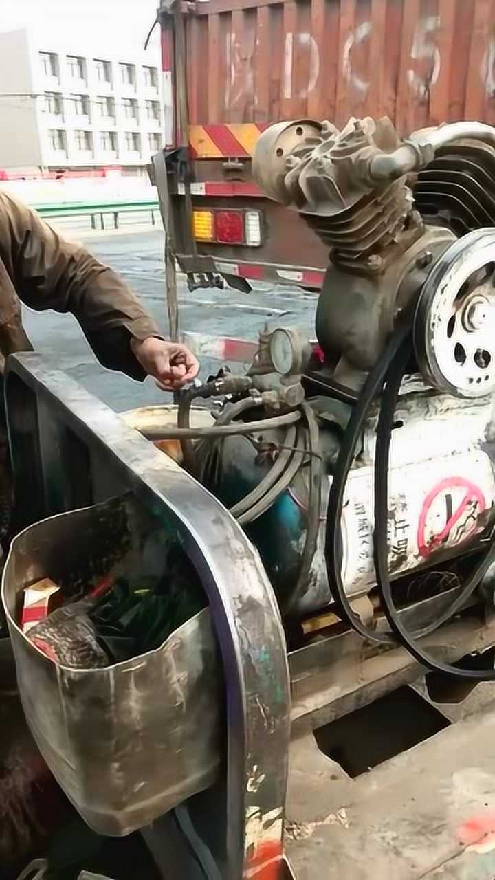 师傅专业打黄油挣点钱养家糊口只要经过这我就找他给车打黄油