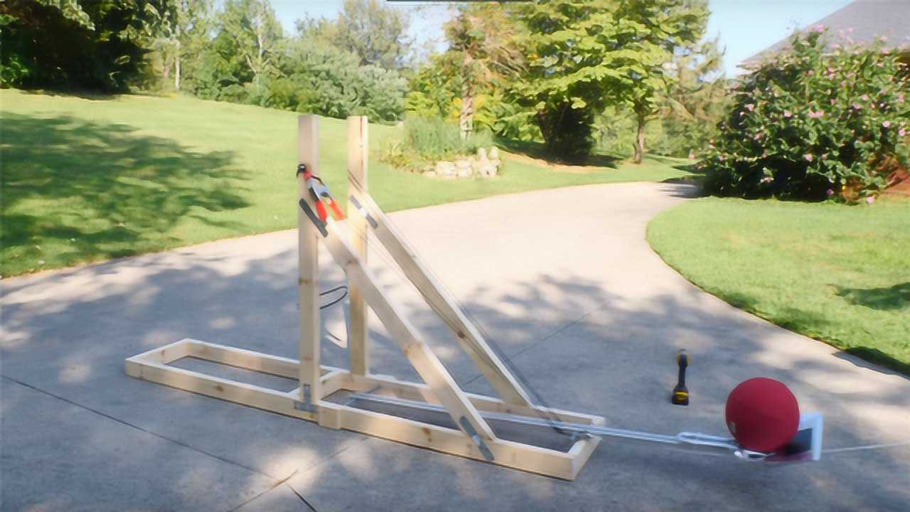 小伙自制投石车,用它投掷篮球比库里准?网友:发球机鉴定完毕!