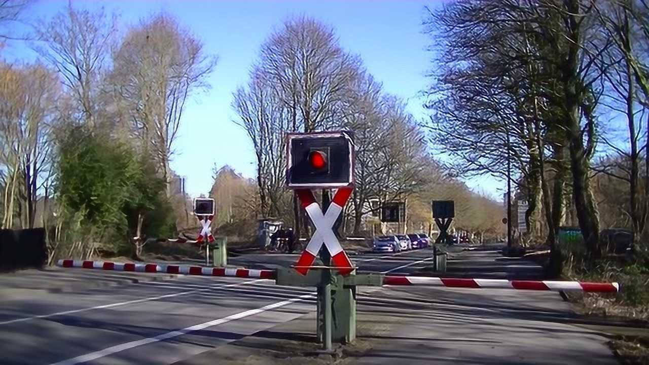 荷兰铁路与公路交叉图片
