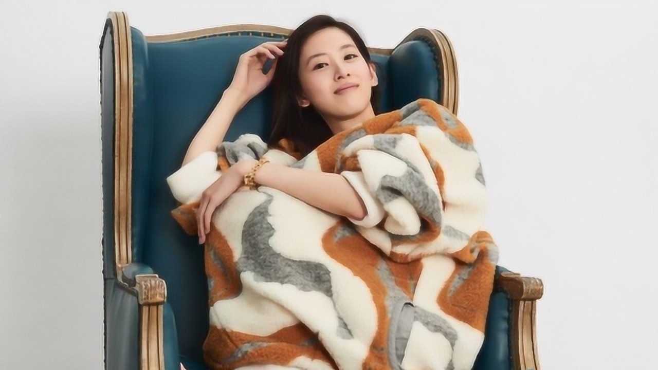 章泽天的站姿火了,腿间距离不足3厘米,网友:不愧是东哥的女人!