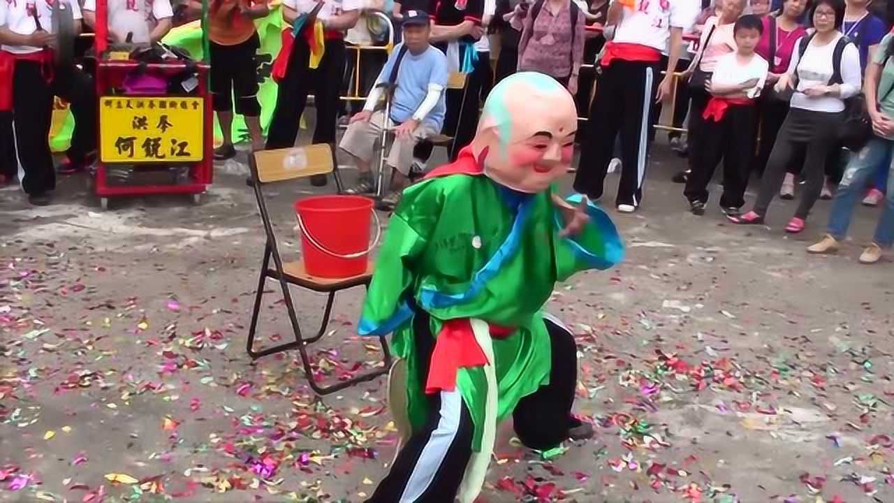 舞狮中的大头佛拿扇子精彩的表演