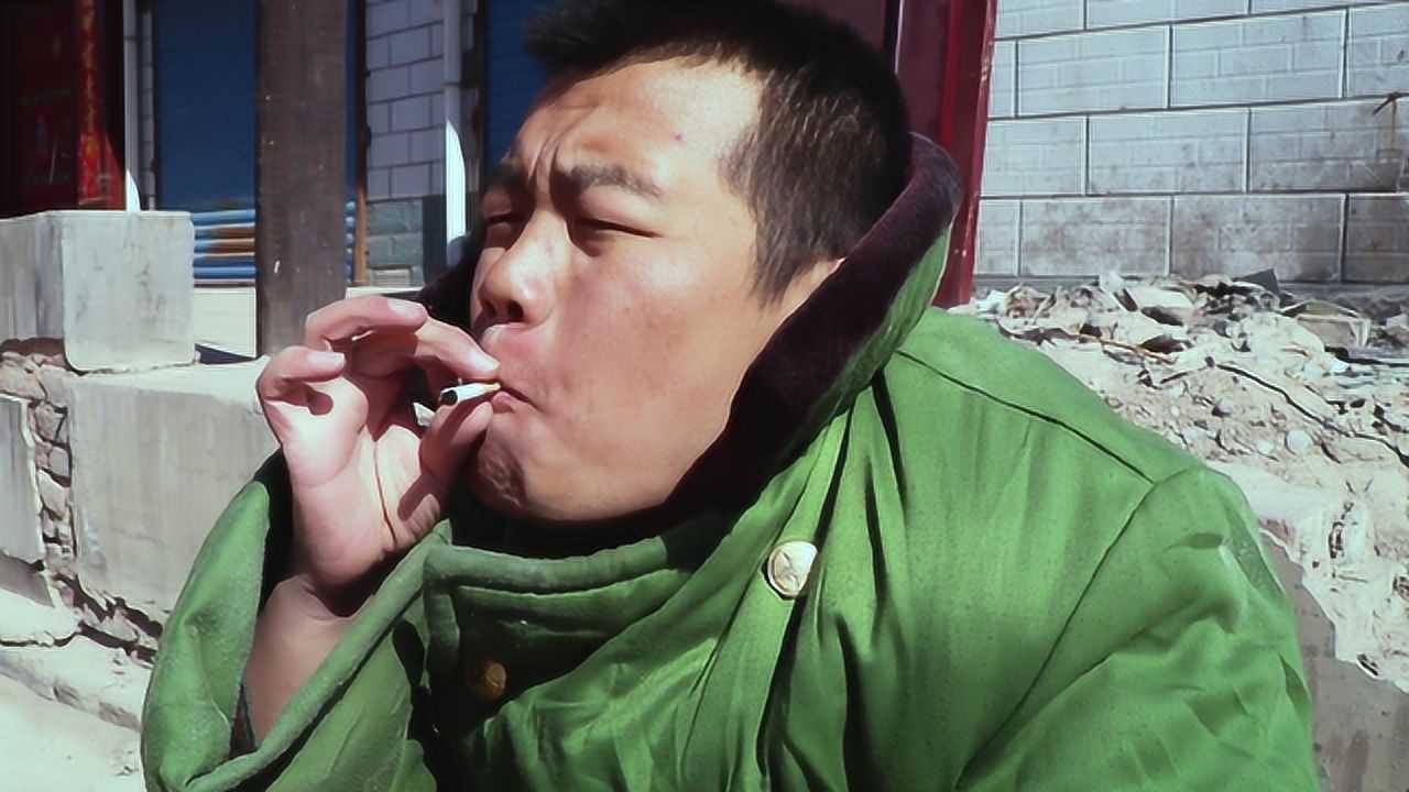 流浪汉大街上捡烟头抽,刚抽两口,突然一拍脑门,大呼:糟了