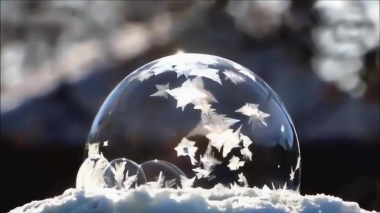 水是如何结成冰的?小哥慢镜头记录全过程,画面很神奇!_腾讯视频