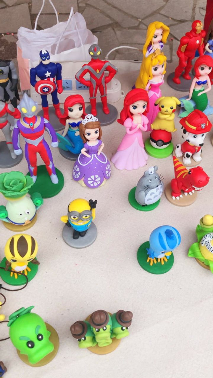 各式各样的彩泥小人,阿姨的手很巧哦,现场捏泥人