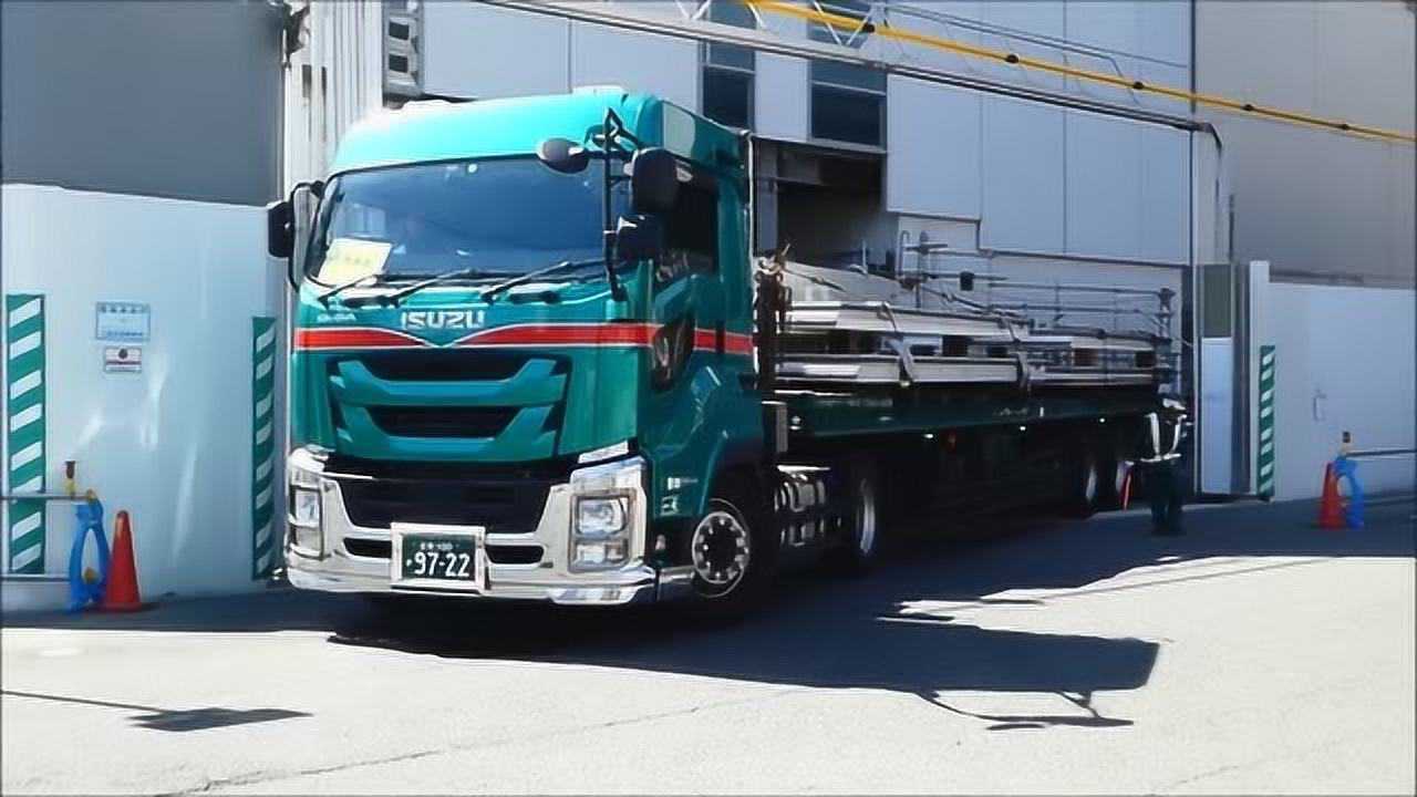 五十铃拖挂卡车运输物件,倒车入工地