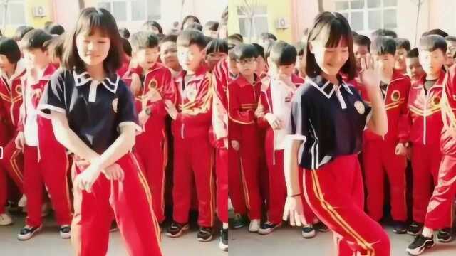 5年级红衣女孩课间秀才艺表演 音乐一响全校的学生都跑过来围观