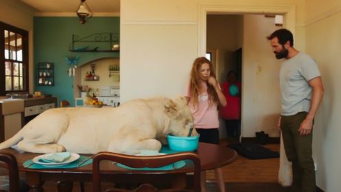 女孩养了一只大白狮当宠物，别人都不敢靠近，一部温情动物电影