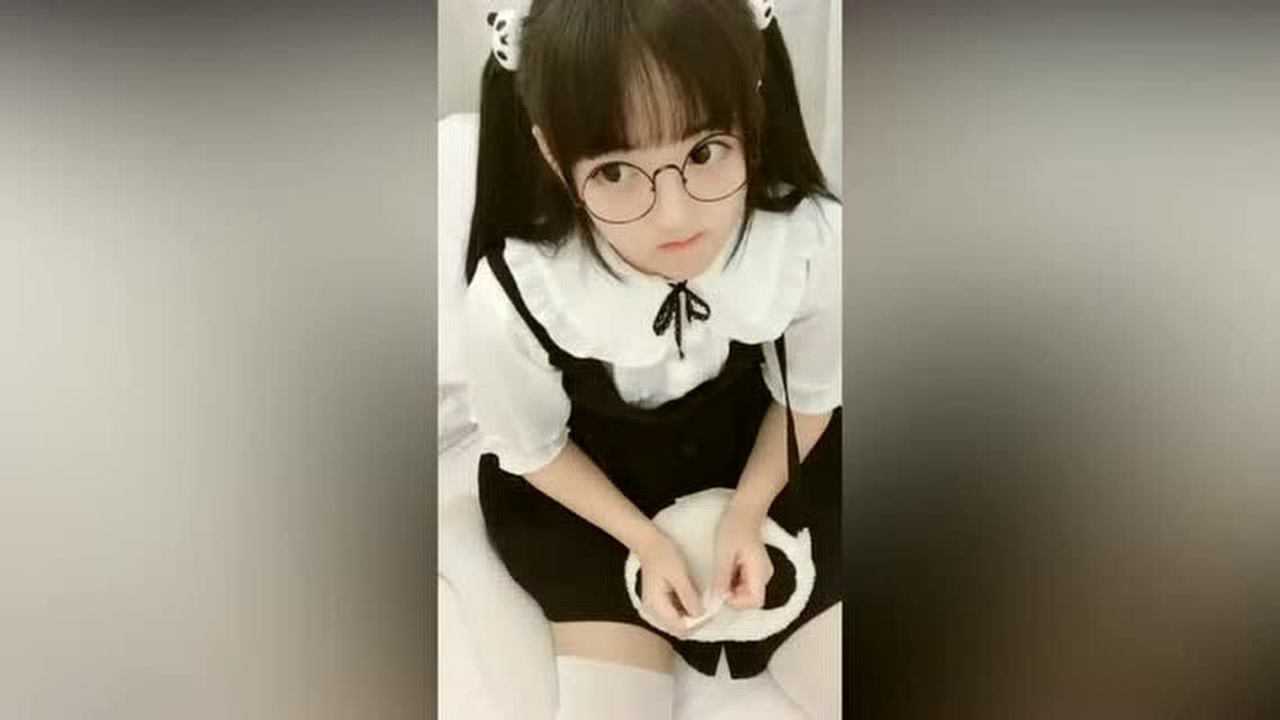 双马尾！眼镜娘！白丝！活脱脱的极品小萝莉！这眼神太萌了_高清