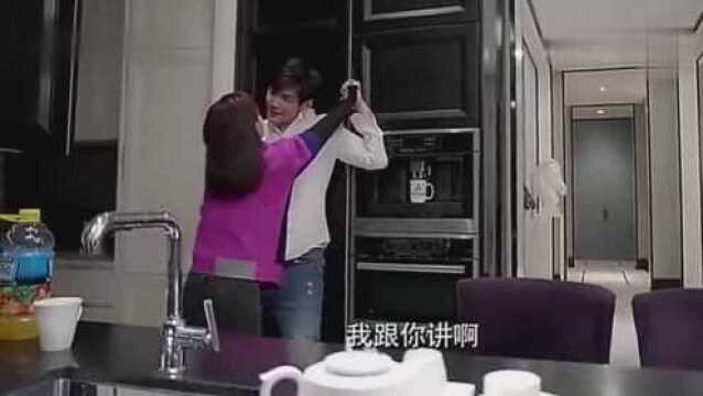 霸道总裁想要强吻姑娘,姑娘奋力抵抗!总裁无奈只能罢手了!