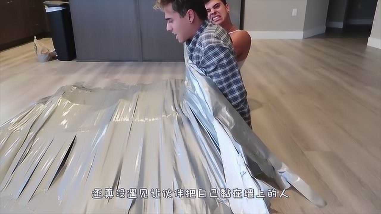 用胶带将人粘在墙上是什么体验老外作死挑战结果意外发生了