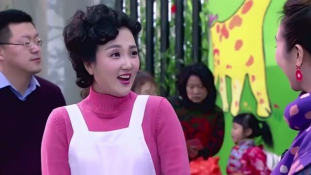 真人版大头儿子:嘟嘟妈妈跟围裙妈妈,相互夸奖对方,真的会说话