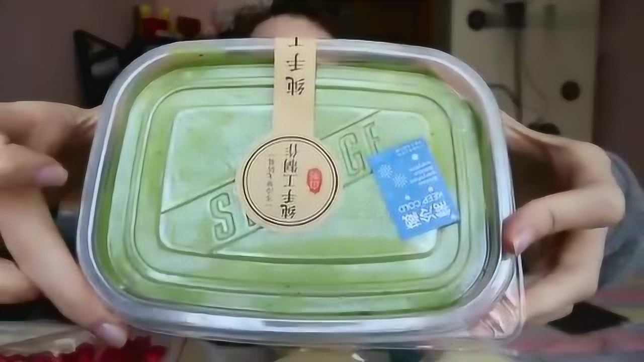 中国上海吃播，美女吃甜品，第一个还没吃完，嘴巴就变成了这样_高清