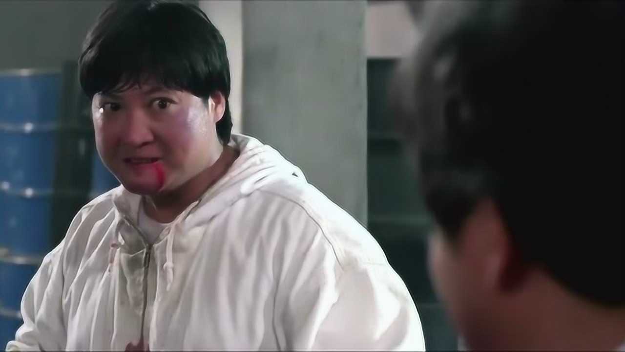 瘦虎肥龙:胖子把老外制服了,不过这表情是哭还是笑啊