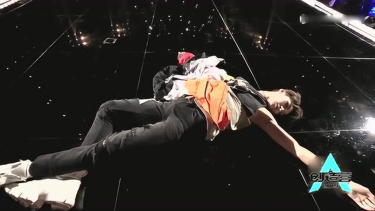 何洛洛表演结束时倒地秦天光脚表演舞蹈