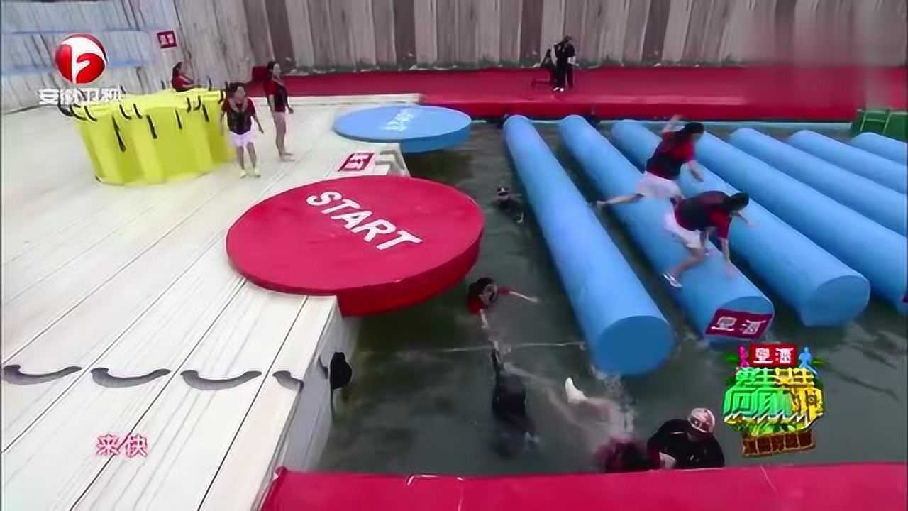 美女闯关鞋脱鞋，神情淡定，落水也不急不躁_高清