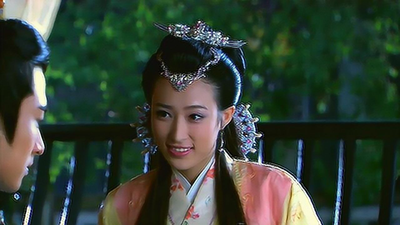 申公豹有了凤青青,见翠屏花容月貌又生出歹念,必要抱得美人归