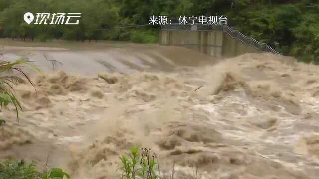 安徽休宁遭遇暴雨袭击