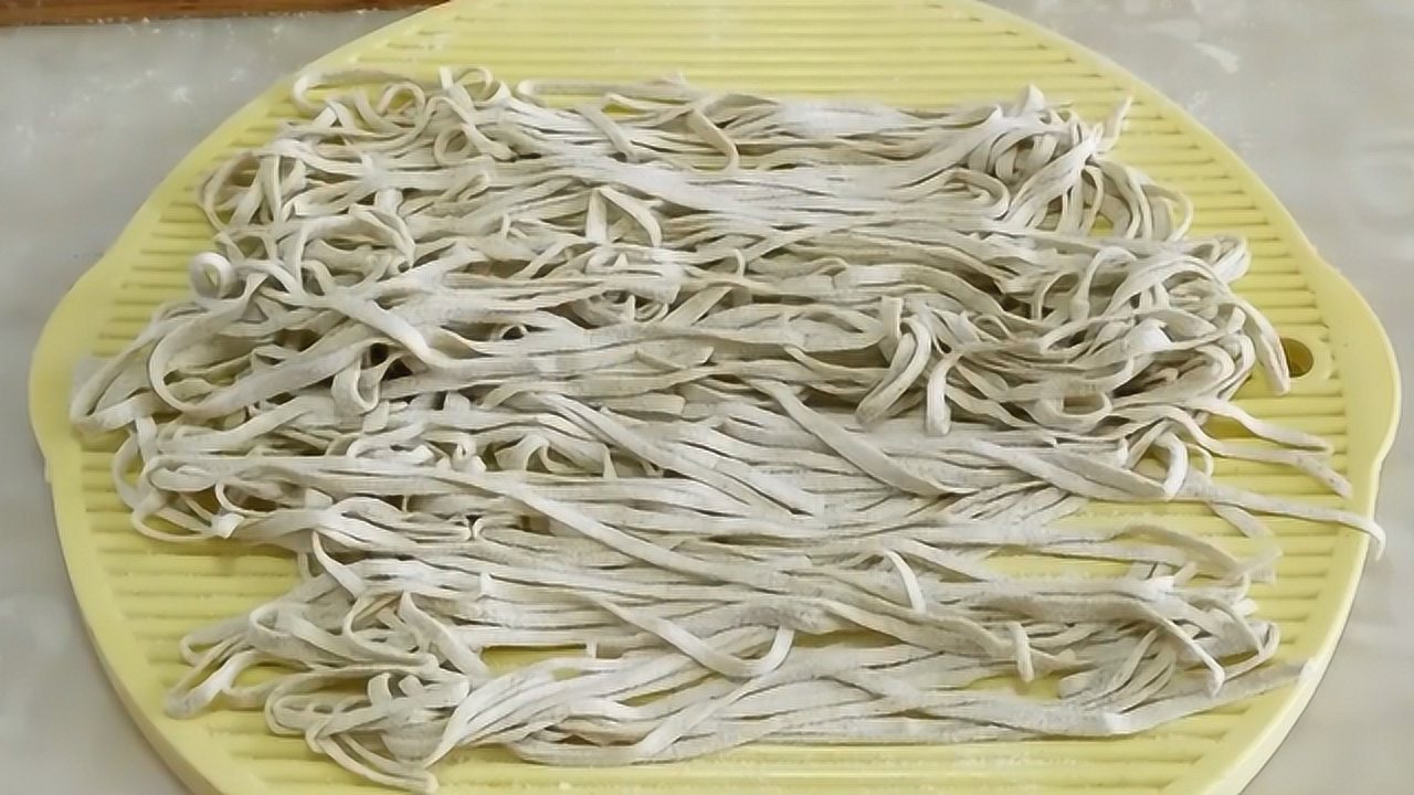 黑豆面手擀面,在家就可以制作,不粘不断,清水煮都好吃