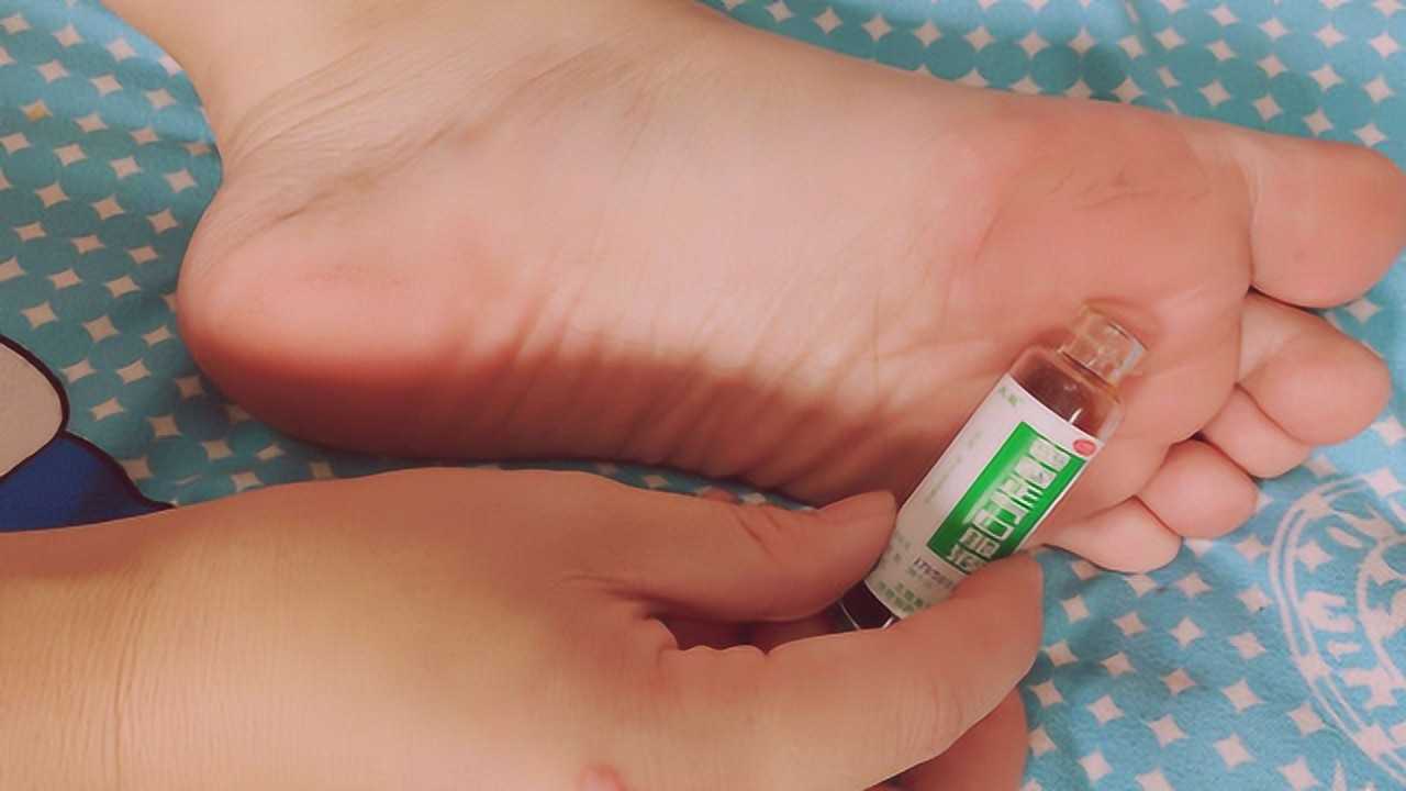 在脚底涂抹藿香正气水,作用厉害了,解决每个家庭的大烦恼