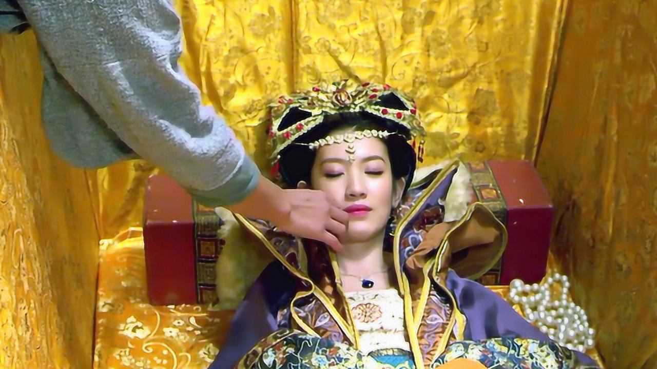 盗墓贼开棺盗墓，见女尸遗体太漂亮起了歹心，一旁师父却吓坏了_腾讯视频