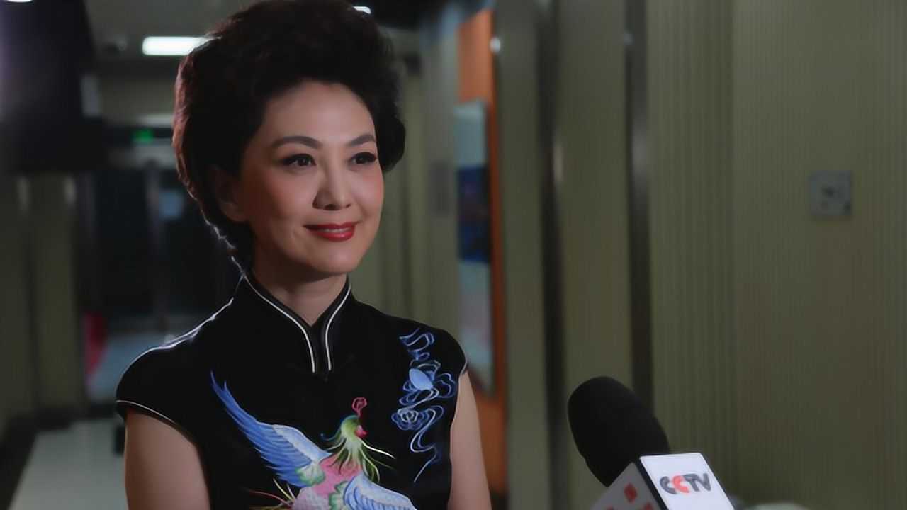 《新闻联播》主持海霞回老家,没想到真人比电视上还要漂亮