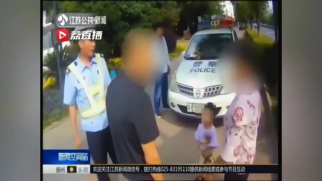 电动车坐一家三口 超载罚款?丈夫拒绝签字、妻子用钱砸交警