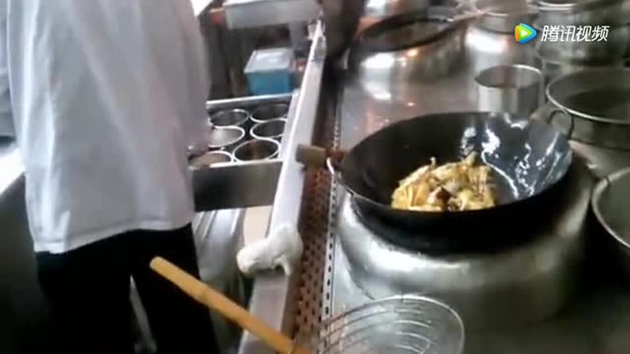 大厨颠勺翻锅炒菜！动作娴熟最少干了好几年了！_高清1080P在线观看平台_腾讯视频