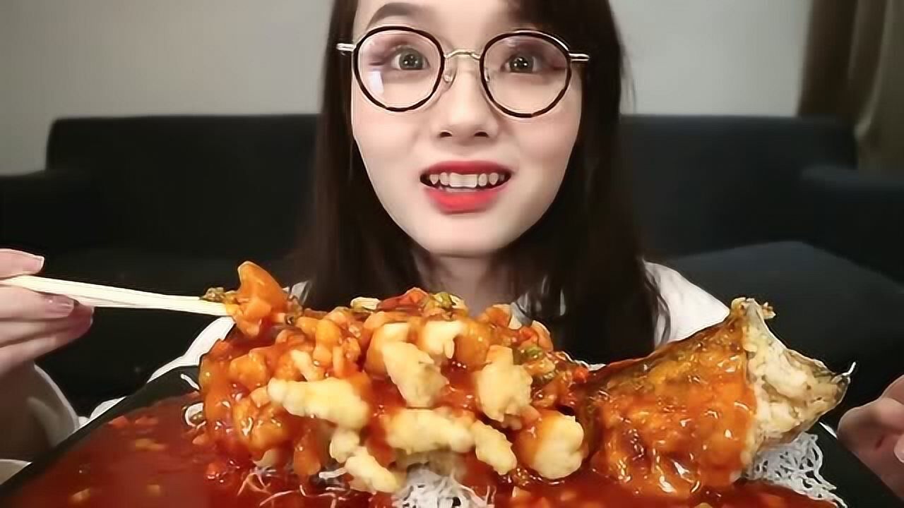 上海吃播阿尤吃油炸松鼠桂鱼浇上秘制汤汁看着超美味1