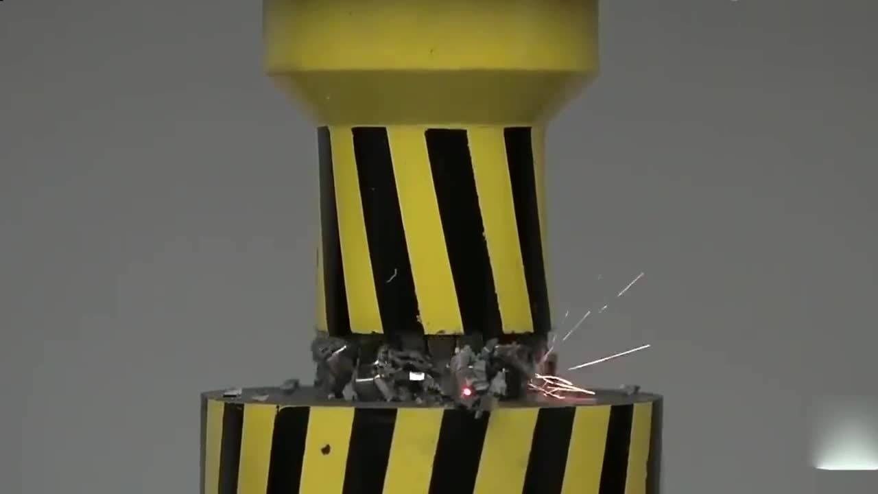 用液压机压"磁铁魔方",二者竟然摩擦出了"火花"