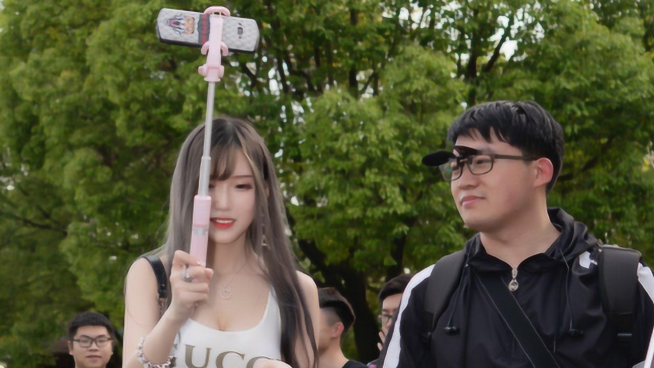 腐团儿直播间运动健身大秀舞姿引来众多水友真的受不了