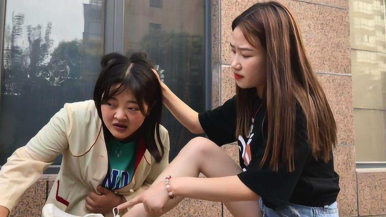 公司聚会女高管让服务员舔鞋董事长叫声老婆女高管懵了