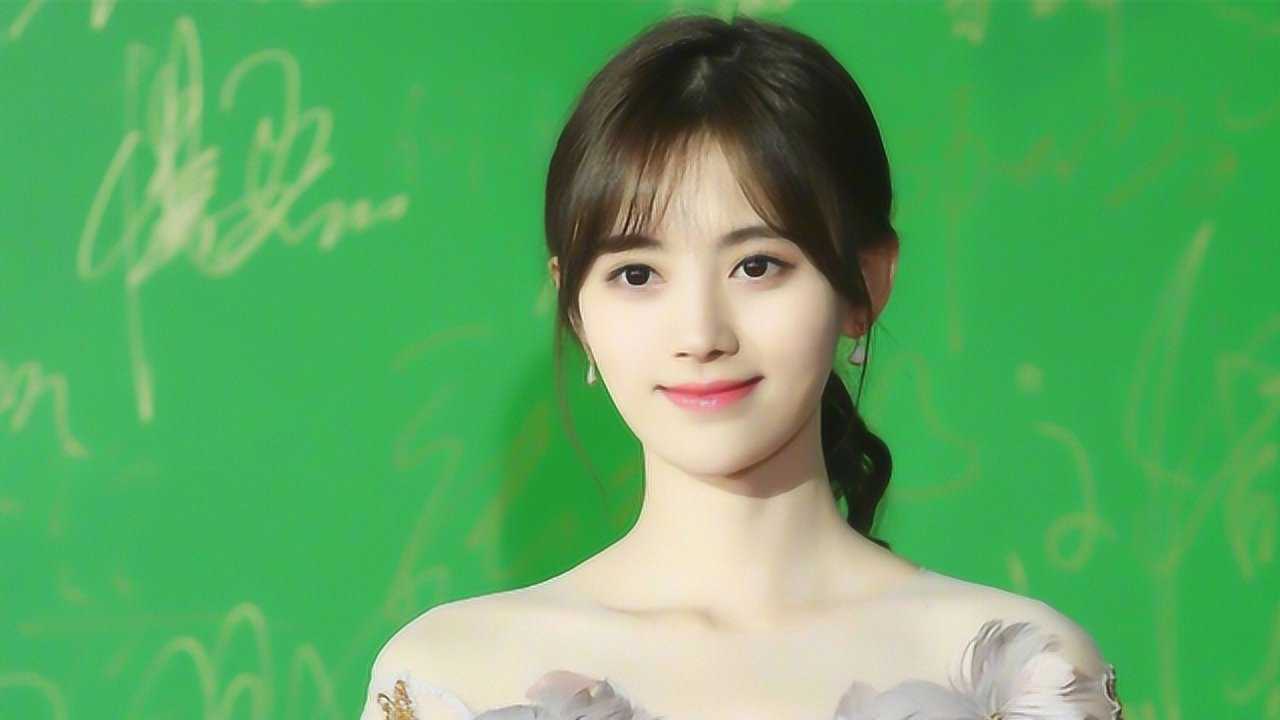 鞠婧祎的脸清纯而且很有灵气,仙气十足