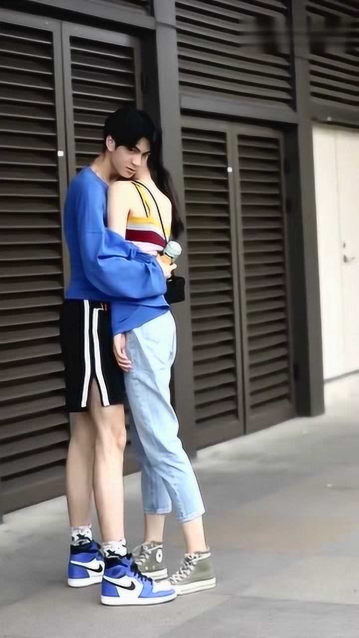 小哥哥搂着女朋友的样子简直是目中无人!