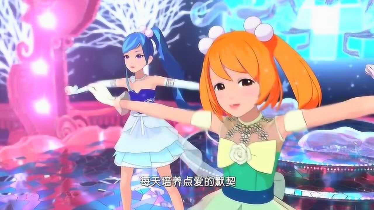 菲梦少女三个人在舞台上步伐一致的跳舞杨松儿站在c位