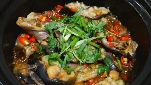 大厨教你砂锅鱼鲶鱼的做法，不加一滴水，出锅时鱼香味浓，真好吃