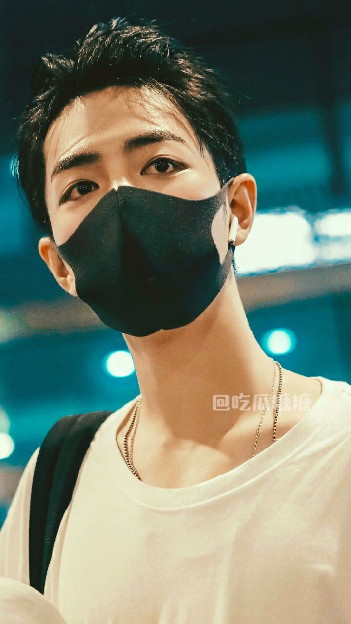 肖战油头造型肖战时尚芭莎神秘阿布扎比之旅