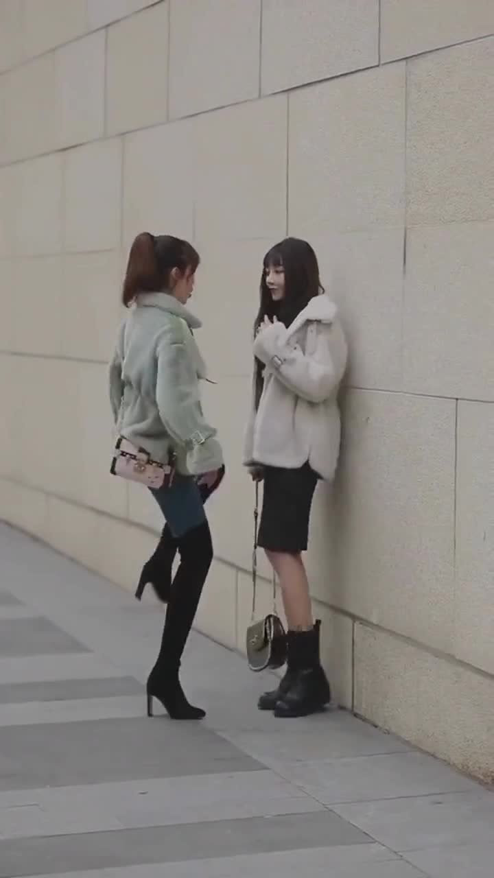 真正的一字马壁咚连闺蜜都受不了捂鼻子啥意思