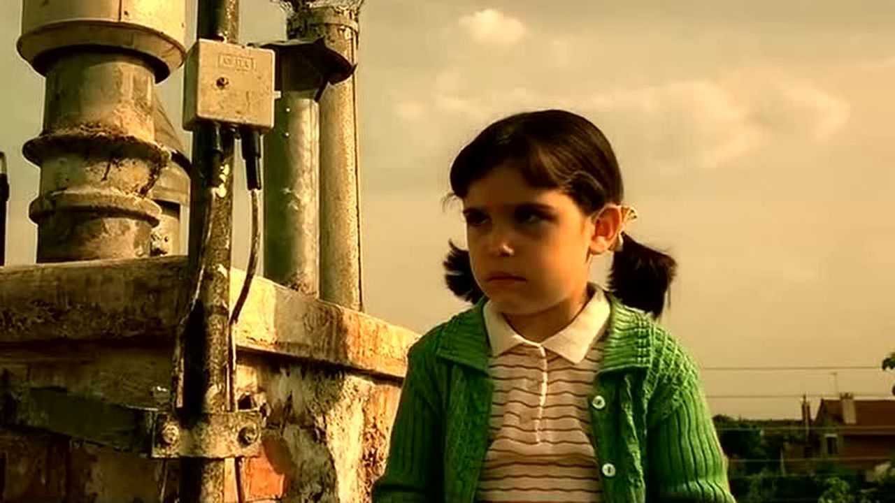 《天使爱美丽》:小女孩拍照被邻居捉弄,她为了报复把天线拔了