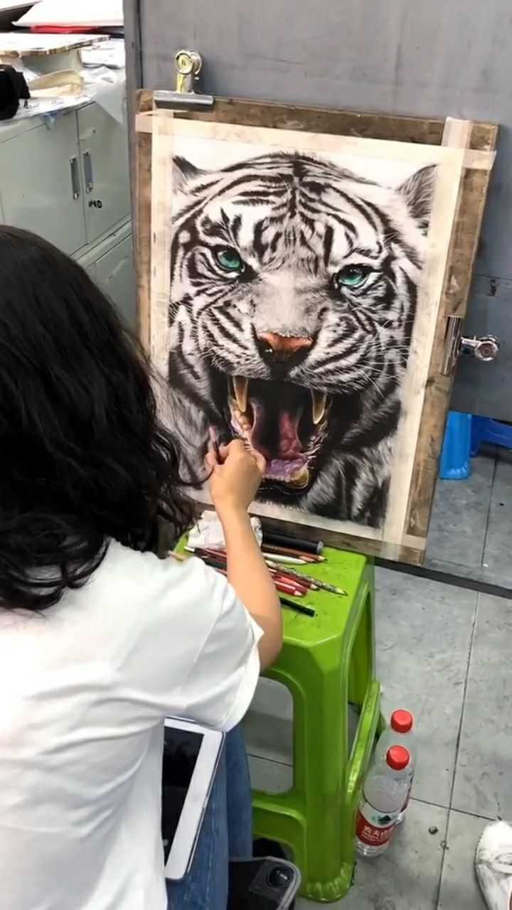 非常好看的写实画,一头凶猛的白虎