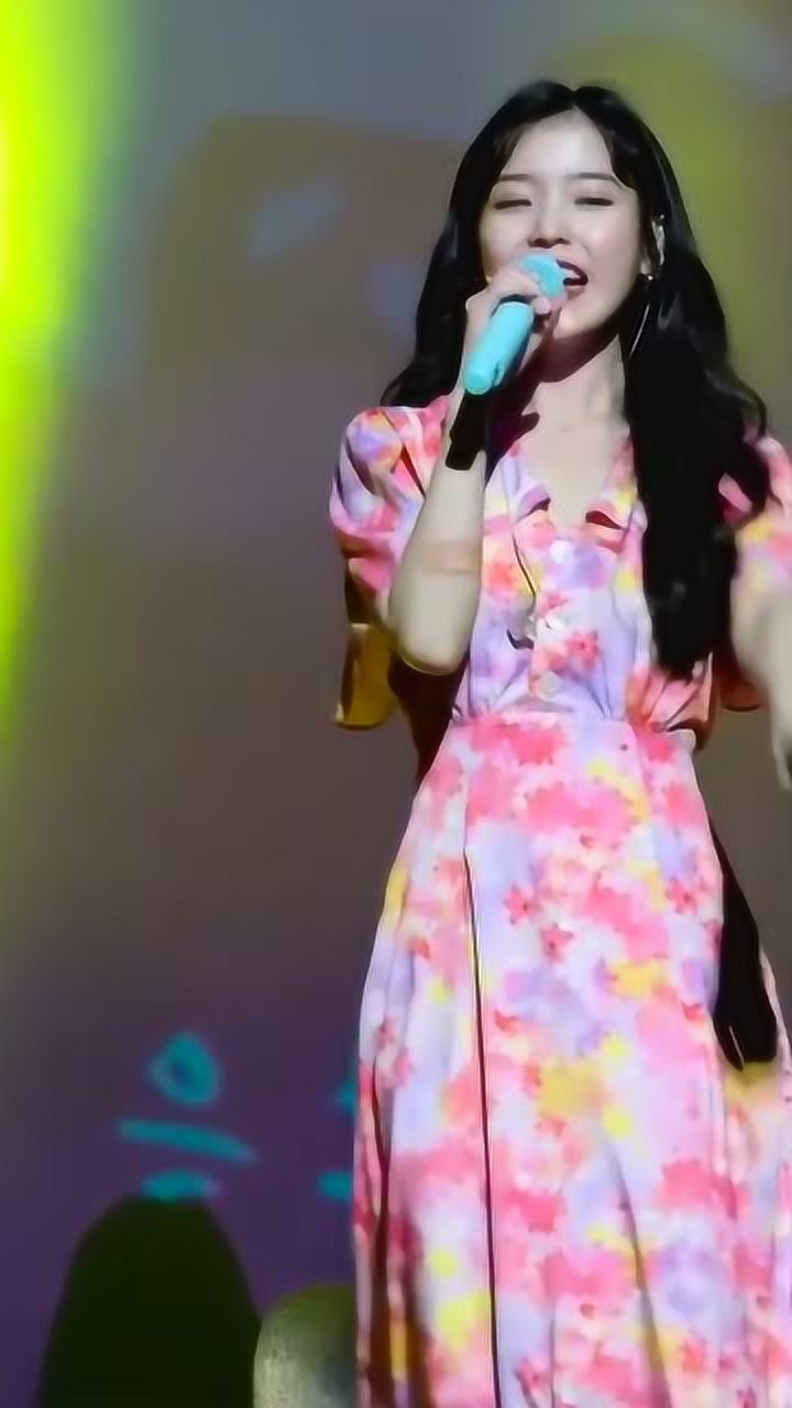 iu的这套大花裙子造型青春感爆棚我感觉自己恋爱了