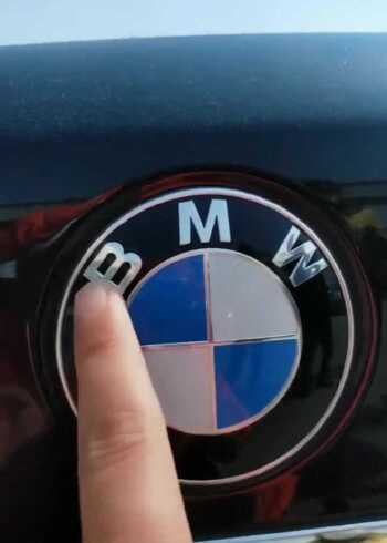 都知道蓝加白是宝马,把车标倒过来,字母怎么读?