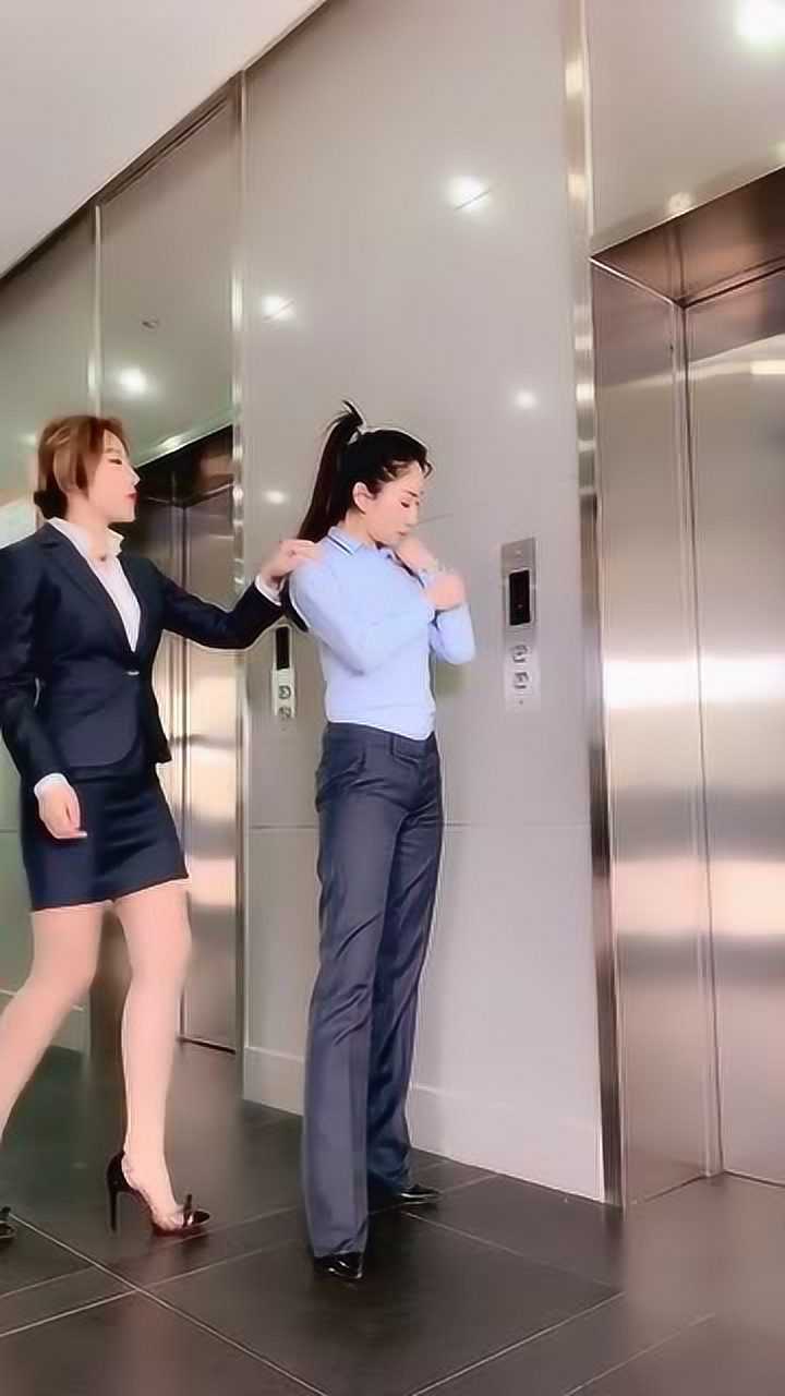美女壁咚美女,没想到反被腿咚,橘里橘气的我喜欢!