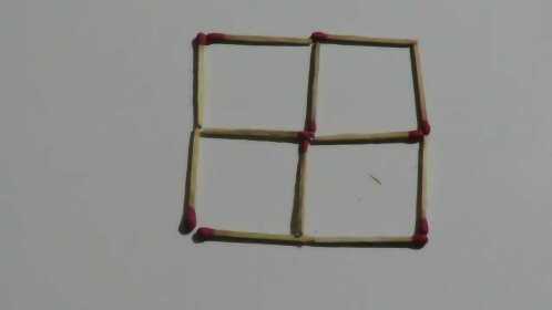 用12根火柴棍摆成的四个正方形移动两根变成五个正方形你能做到吗