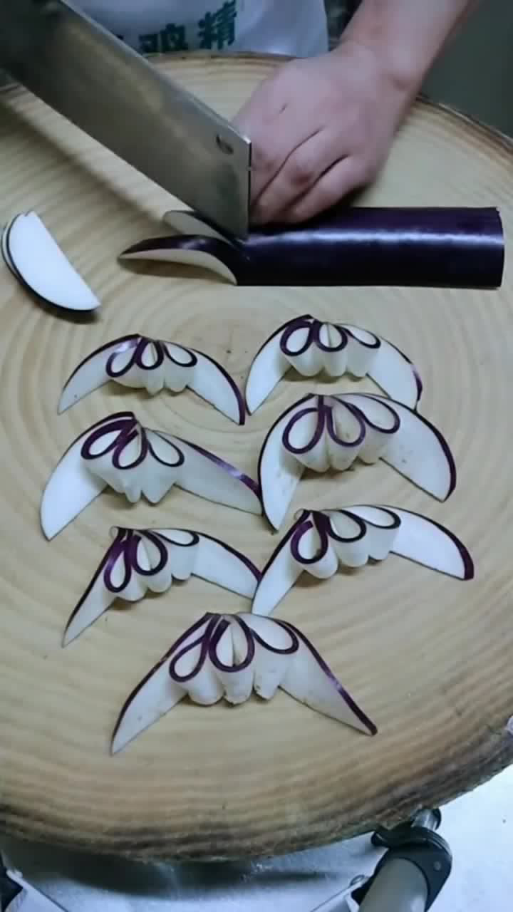小哥用茄子切片,制作摆盘小花,茄子变高档菜肴摆盘神器
